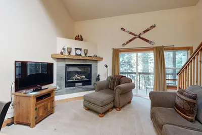 Image de Condo avec piscine partagée, tennis et bains à remous - près du ski!