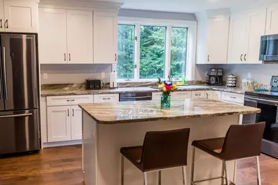 Image de Juste remodelé. Niché entre le lac et Gunstock.