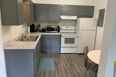 Image de Nouveau! ! Appartement de 2 chambres à coucher au centre-ville.