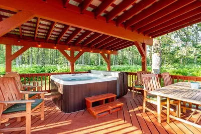 Image de 2b / 2b Cottage avec bain à remous et bain à remous extérieur. 2 miles du centre ville.