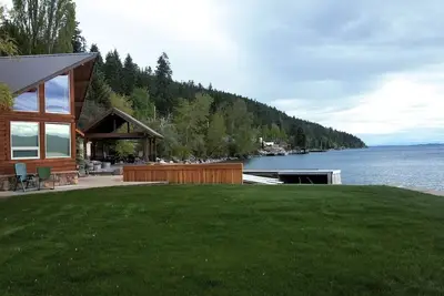Image de Belle Bigfork Cabin sur la rive du lac Flathead qui vient avec un bateau Slip