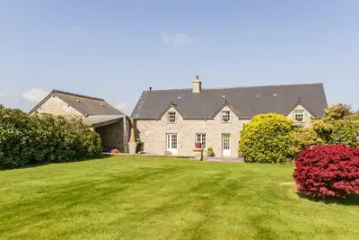 Image de Gîte familial avec jardin Xxl, proche Cherbourg, équipé et lumineux, idéal pour tribu et enfants