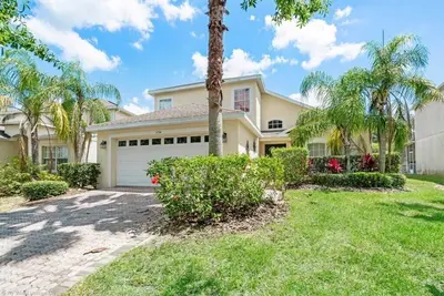 Image de Villa de 4 chambres et 2 salles de bain avec piscine et spa avec une décoration fantastique