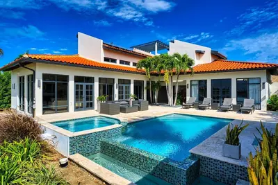 Image de Nouveau! Majestic 4 Br villa 200 m de Marriott Jacuzzi w / heat