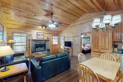 Image de Paix dans les bois: 2 Br, 2 Ba Cabin / Bungalow à Sautee Nacoochee, pour 4 personnes