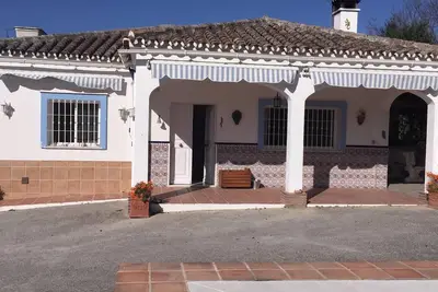 Image de Villa de campagne spacieuse et impeccablement présentée offrant une intimité totale et la paix.