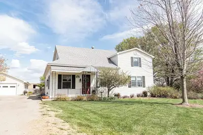 Image de The HomePlace: Une maison en brique à la campagne, mais sur l'autoroute!