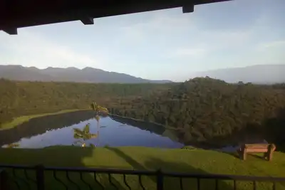 Image de propriété forestière avec la meilleure vue sur le lac au costa rica