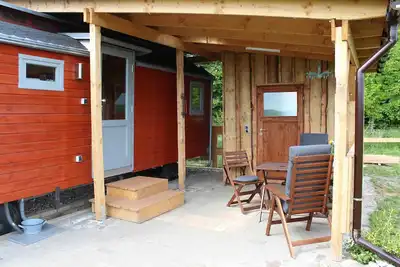 Image de Wagon de cirque historique dans un paysage idyllique et tranquille