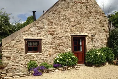 Image de Petite maison de caractère, granite, terre cuite et bois, avec jardin