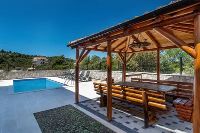 Image de Appartements de vacances de luxe Alkar avec piscine