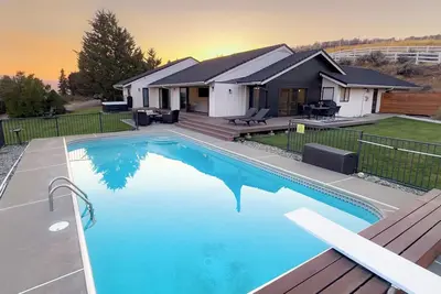 Image de View Home with Pool Près de Leavenworth, Mission Ridge, le lac Chelan et les vignobles