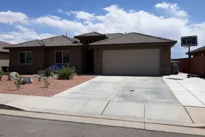 Image de Grande maison familiale, à 20 minutes de Sand Hollow, à proximité des commerces, de la randonnée et du plaisir!