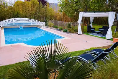 Image de Maisonnette restaurée avec piscine dans propriété