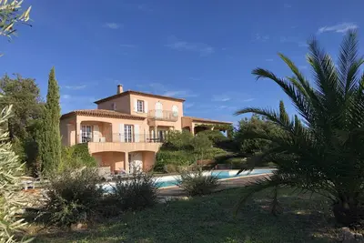 Image de Grande villa, 6 chambres, grande piscine chauffée Vue sur les Maures et sur mer.
