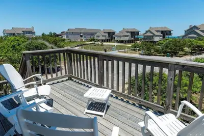 Image de La montre Merimoth at Ships dans la maison Duck-SemiOceanfront, parfaite pour Votre famille.