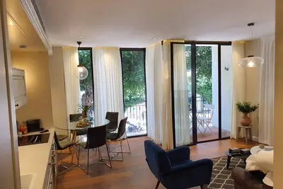 Appartement de luxe confortable 1br avec balcon 5min de la plage / bar / restaurant / boulangerie