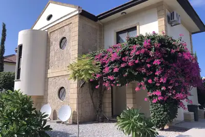 Image de Villa méditerranéenne de luxe avec 4 chambres et 3 salles de bains à Lapta à quelques minutes de la mer