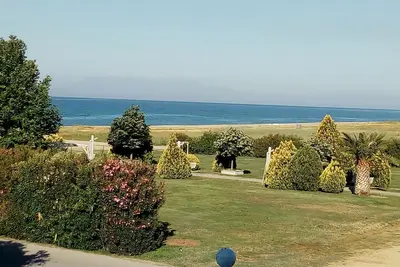 Image de Maison près de la plage. Avec 3 chambres à coucher, salon, cuisine entièrement équipée.