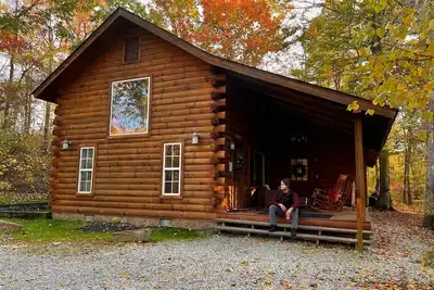 Image de Belle cabine entourée de boisés dans les Hocking Hills!