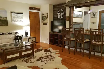 Image de Wild Wild West Home, Près de Silos, Magnolia Table, Shopping, Eateries, Lake!