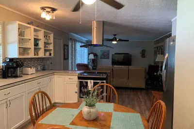 Image de Taux de RÉDUCTION indiquant Maintenant hebdomadaire 25% de rabais mensuel 40% de rabais. À quelques minutes de la rampe de mise à l'eau