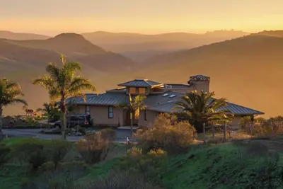 Image de Un plaisir esthétique au-dessus de Cambria, imprégné de nature mais proche de la ville.