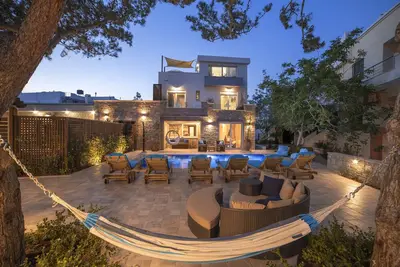 Image de Villa de quatre chambres avec piscine privée près de la plage