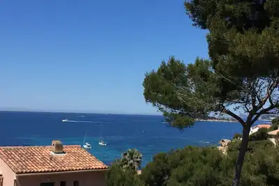 Image de Appart type villa à Sanary vue mer, 150m de la plage avec Jacuzzi plus parking