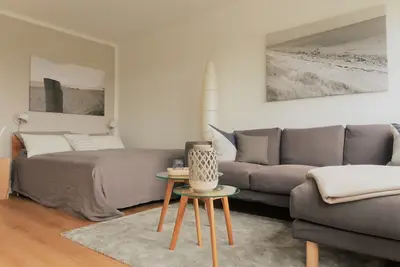 Image de Appartement récemment rénové, vue sur le lac, directement sur la plage sud, Wlan et chaise de plage inclus