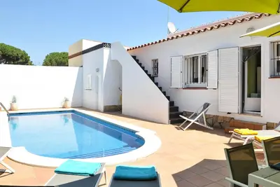 Image de Maison avec 3 chambres et piscine privée. Hutg-015584