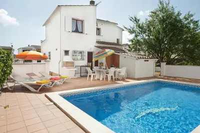 Image de Maison spacieuse sur Riells avec piscine privée. -Hutg-015589