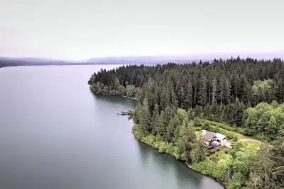 Image de Retraite au bord du lac isolé sur 7 acres sur le lac Quinault