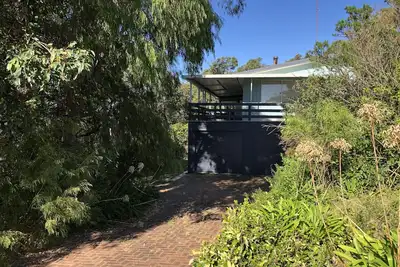 Image de Treetops - un refuge en bordure de rivière avec un aspect de cime des arbres et un accès à la rivière