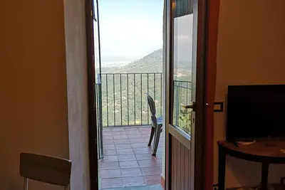 Image de Maison avec terrasse panoramique et vue sur la mer dans un ancien village (jusqu'à 4 personnes)