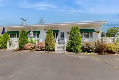 Image de Studio confortable avec piscine et terrasse communes - à proximité des plages et des attractions côtières!
