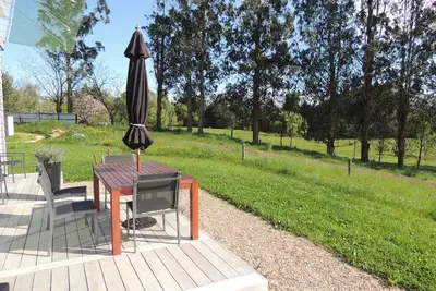 Image de Profitez de la paix et de l'harmonie de la vie à la campagne. Une maison de vacances bien ensoleillée