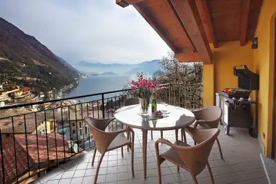 Image de Penthouse avec deux balcons privés et vue panoramique sur le lac à 180 °.