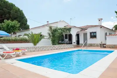 Image de Maison avec pisicine privée. Hutg-046595