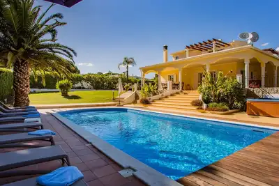 Image de Belle villa spacieuse située dans un terrain spacieux avec de vastes pelouses.