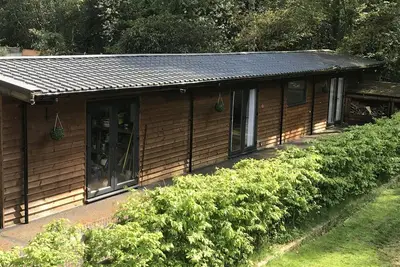 Image de Le Lodge situé à côté de superbes bois