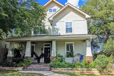 Image de Lake House Living dans une crique tranquille du lac Travis