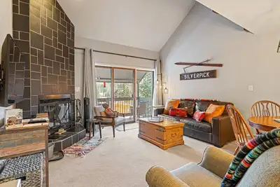 Image de Mise à jour, condo de montagne w / un balcon et bain à remous partagé - à proximité de la station!