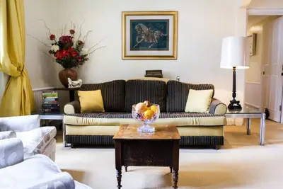 Image de Meilleur Emplacement -3 Lignes De Tubes -3 chambres à coucher / 2 salles de bains Knightsbridge