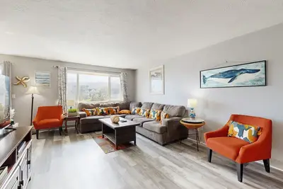 Image de Condo acceptant les chiens près de la plage et proche du centre-ville avec vue sur la rivière!
