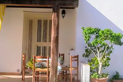 Image de Foximanna à l'étage Nord dans une villa entourée de verdure face à la mer