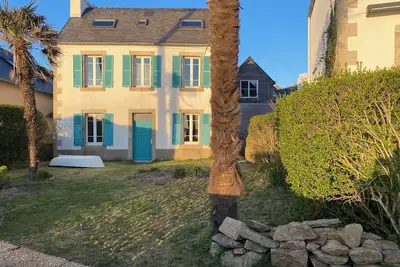 Image de Maison bretonne face Ă la mer, les pieds dans l'eau