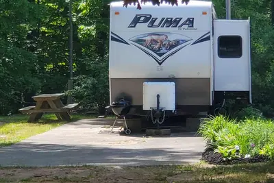 Image de site de liaison R / V dans la sous-division 1/4 mile de State Park Enterance