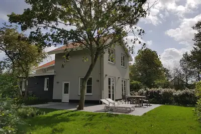Image de Charmante maison de vacances de haute qualité pour 4 personnes avec jardin ensoleillé et vues fantastiques dans un emplacement idéal entre Domburg u. Oostkapelle