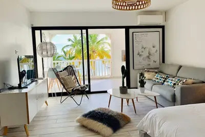 Image de At the water's edge! Magnificent Studio completely renovated with panoramic sea view